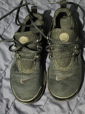 Nike Black Mesh Sneakers with Round Logo